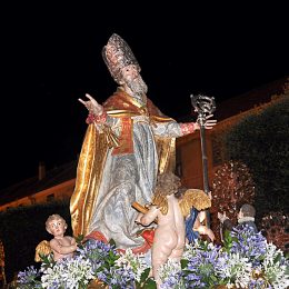 Statua Di San Nicolò d'estate