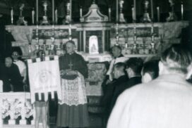 Vecchio altar maggiore (del marmorino Casabona) (con S.E. Mons. De Giuli  - 1961)